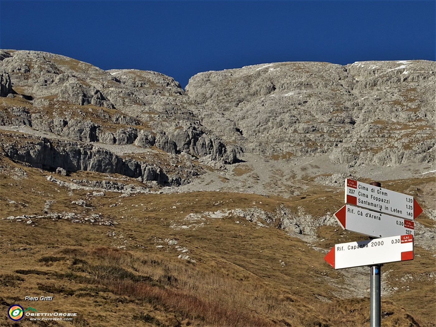 46 Il sentiero del Merlas prosegue in salita verso Capanna 2000 con vista su contrafforti Arera.JPG